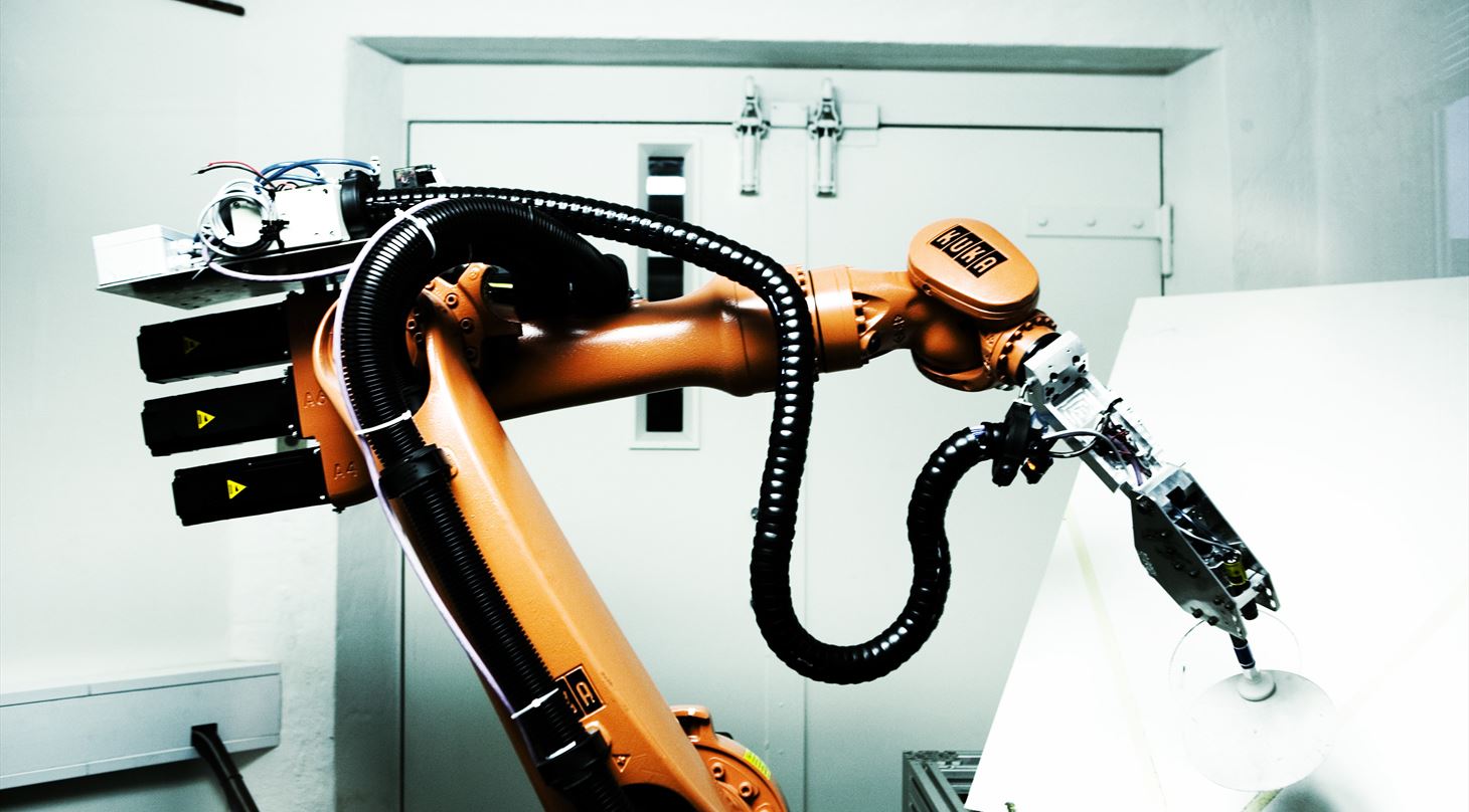 På billedet ser du en orange robotarm